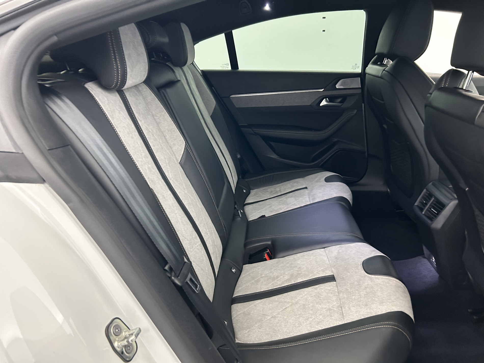 Vente en ligne Peugeot 508 HYBRID 225ch GT e-EAT8 Suréquipé au prix de 17 990 €