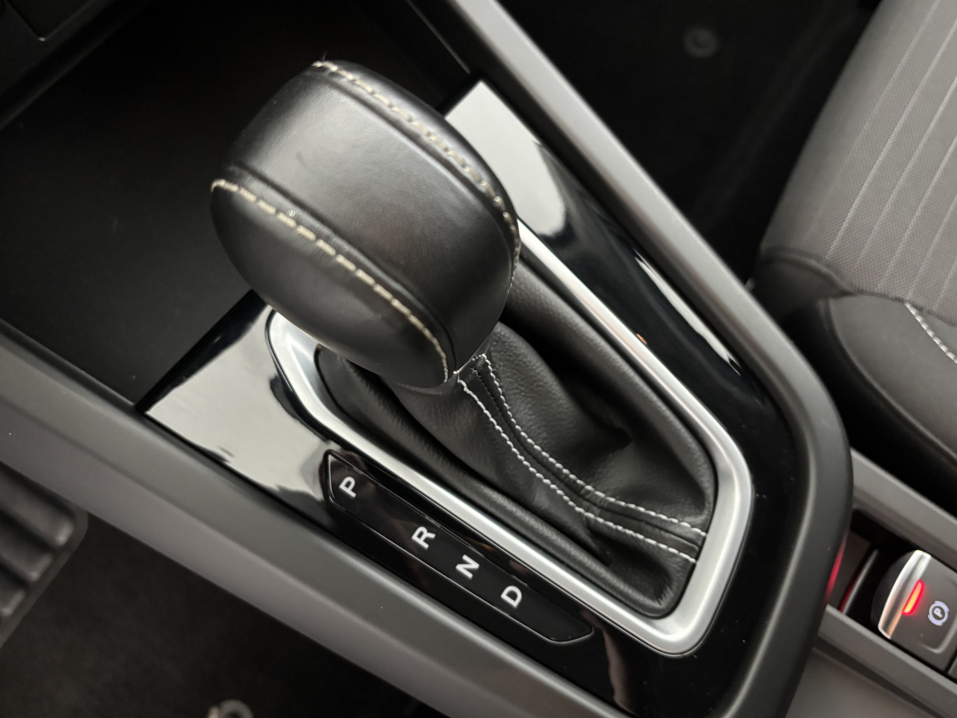 Vente en ligne Renault Arkana 1.3 TCe mild hybrid 140ch Evolution EDC au prix de 17 990 €