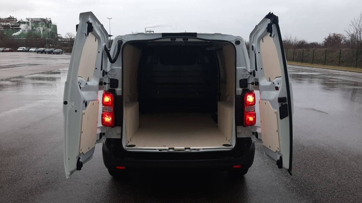 Vente en ligne Citroën Jumpy Fourgon JUMPY FGN M BLUEHDI 120 S S BVM6 au prix de 27 280 €