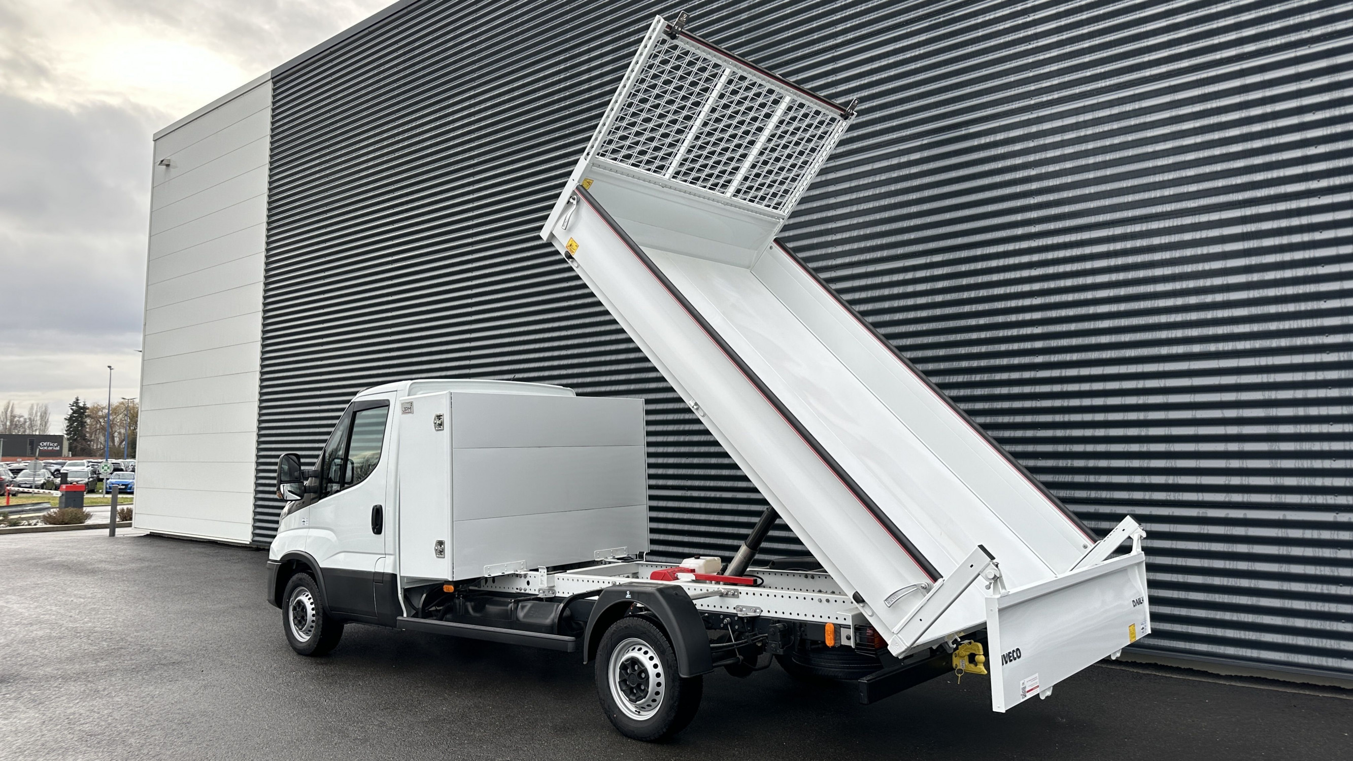 Vente en ligne Iveco Daily DAILY 35S14 2.3 136ch 3750 Benne + Coffre JPM au prix de 42 900 €