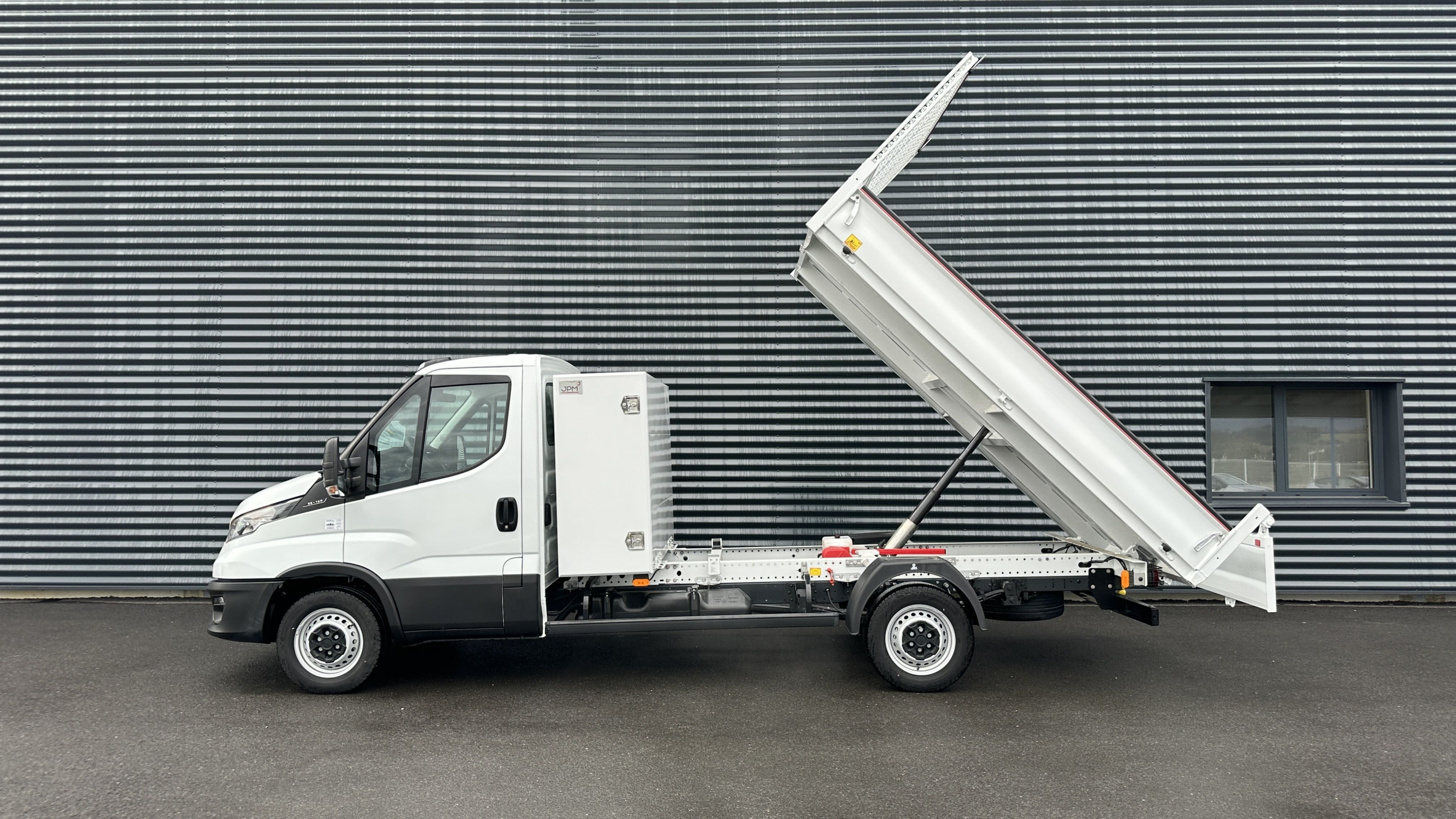 Vente en ligne Iveco Daily DAILY 35S14 2.3 136ch 3750 Benne + Coffre JPM au prix de 42 900 €