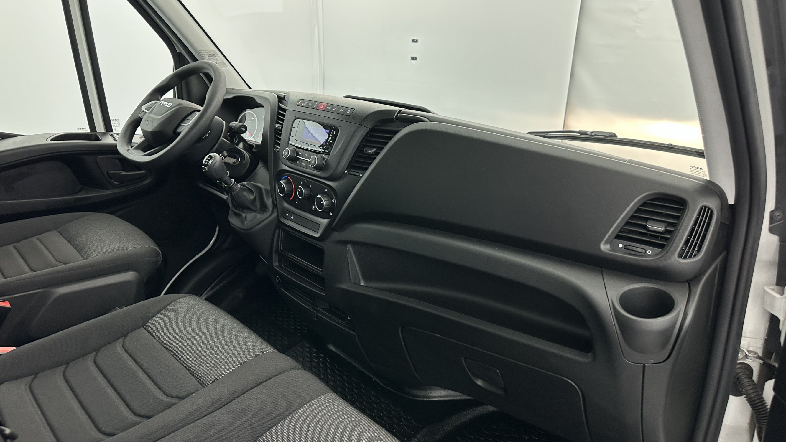 Vente en ligne Iveco Daily DAILY 35S14 2.3 136ch 3750 Benne + Coffre JPM au prix de 42 900 €