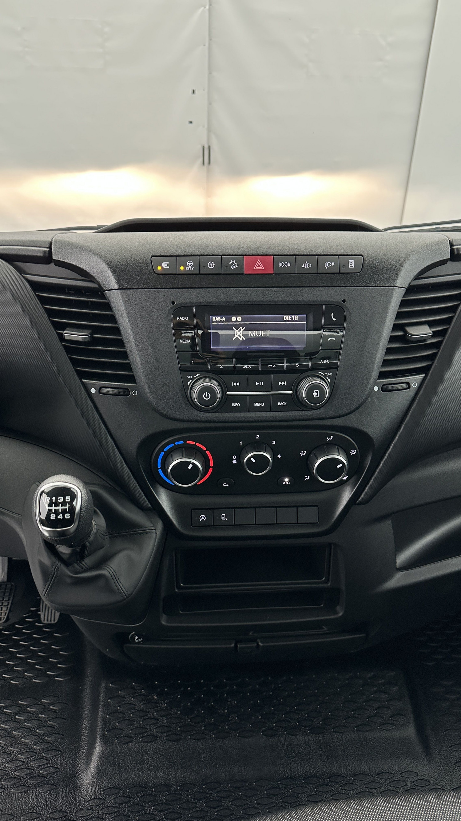 Vente en ligne Iveco Daily DAILY 35S14 2.3 136ch 3750 Benne + Coffre JPM au prix de 42 900 €