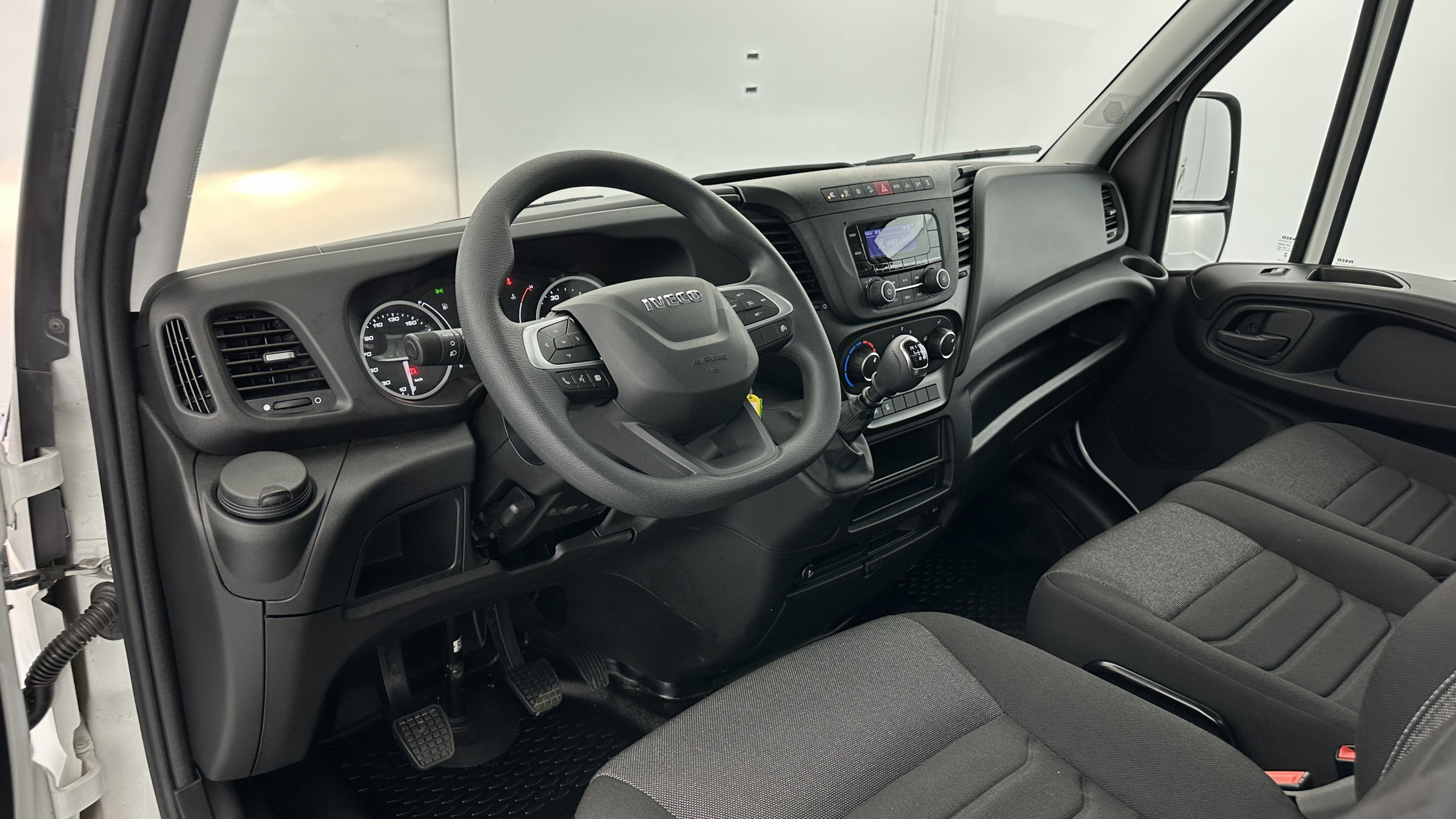 Vente en ligne Iveco Daily DAILY 35S14 2.3 136ch 3750 Benne + Coffre JPM au prix de 42 900 €