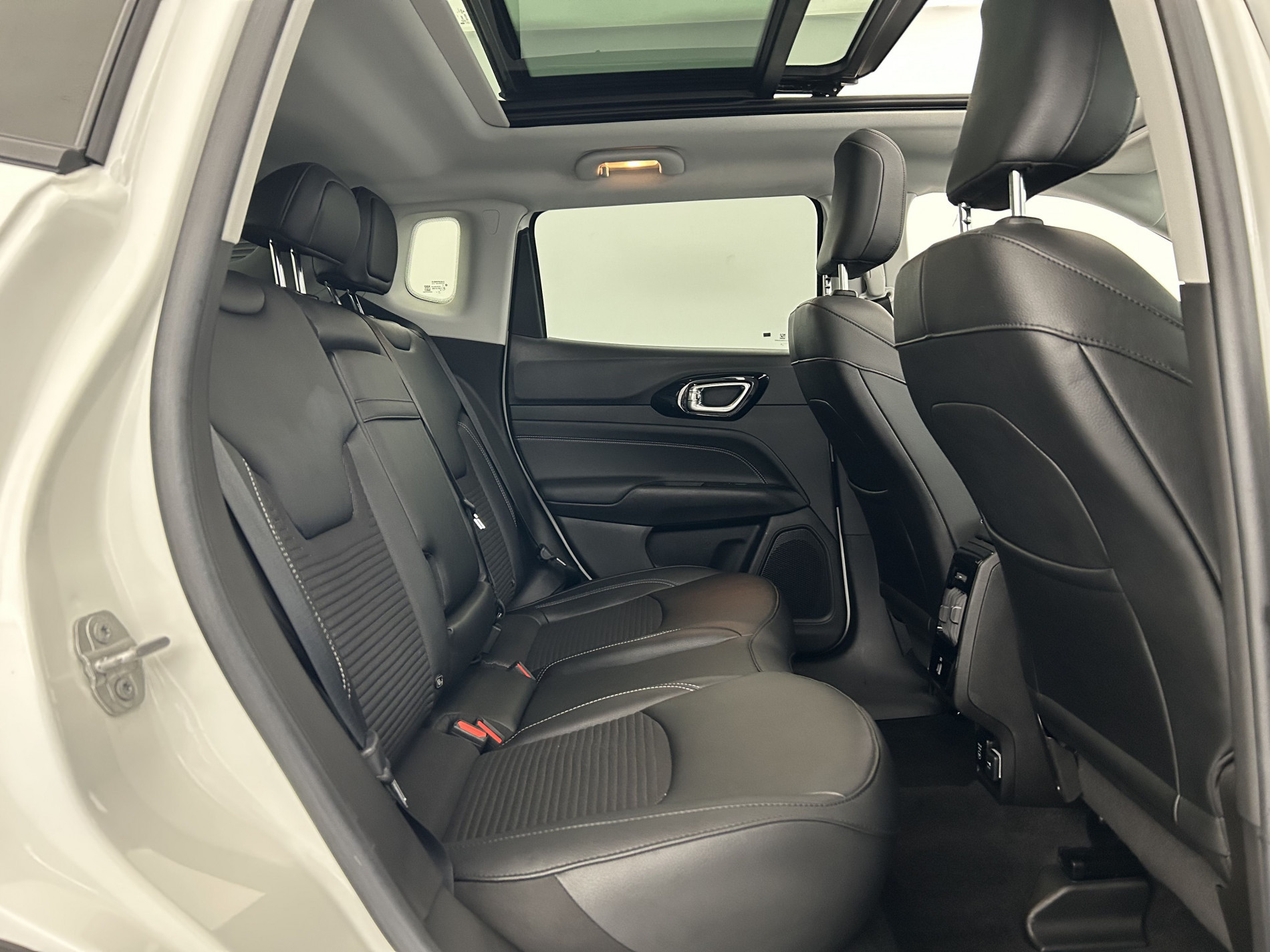 Vente en ligne Jeep Compass 1.3 GSE T4 150ch Limited 4x2 BVR6 + Toit ouvrant au prix de 21 990 €