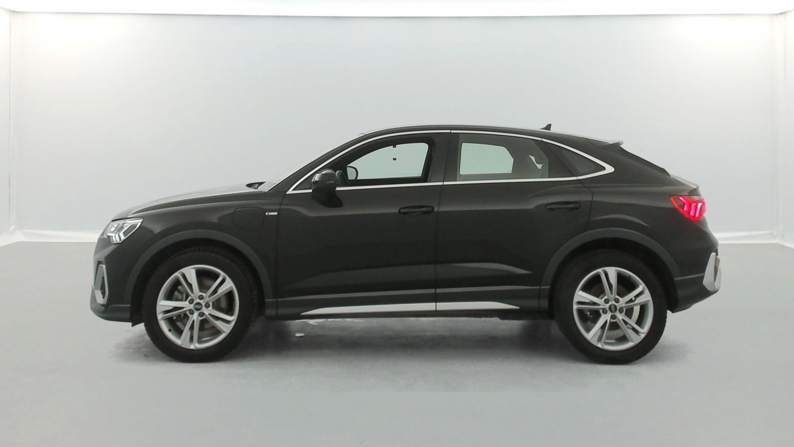 Vente en ligne Audi Q3 Sportback 45 TFSI e 245ch S line S tronic 6 Suréquipé au prix de 30 890 €