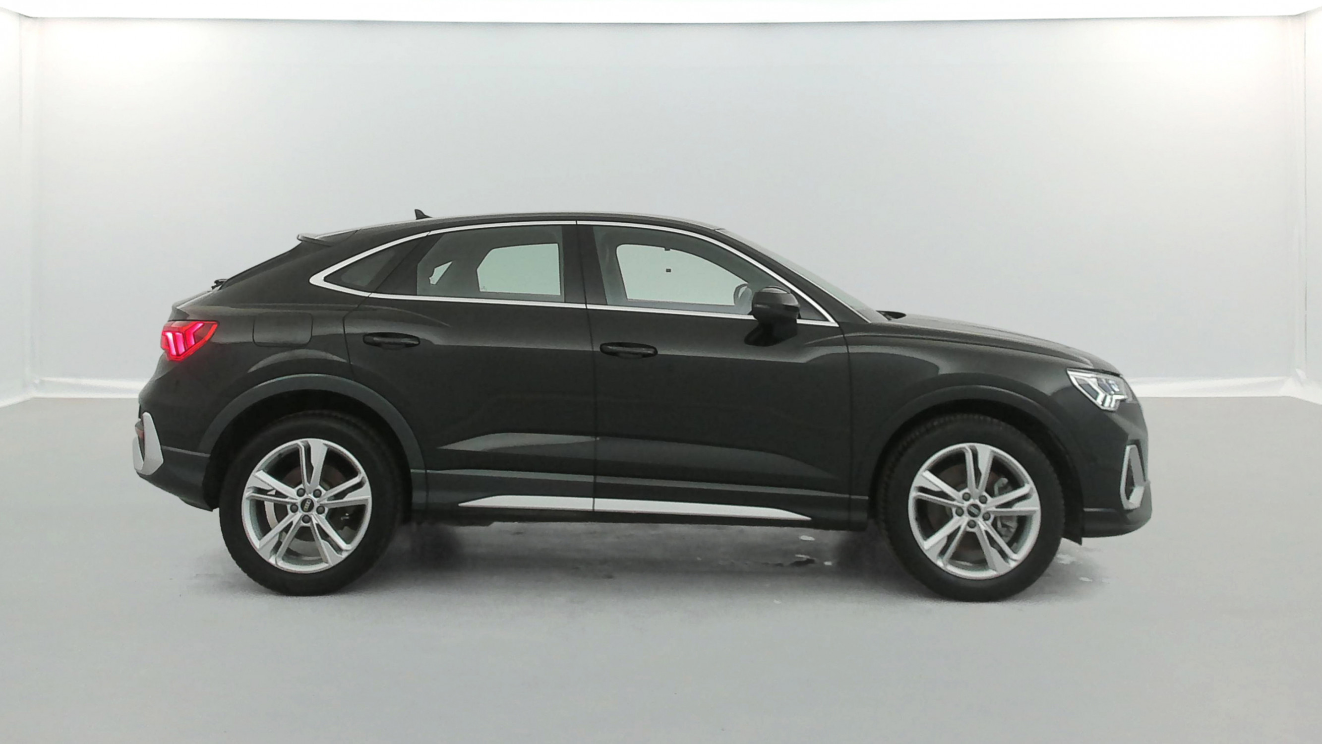 Vente en ligne Audi Q3 Sportback 45 TFSI e 245ch S line S tronic 6 Suréquipé au prix de 30 890 €