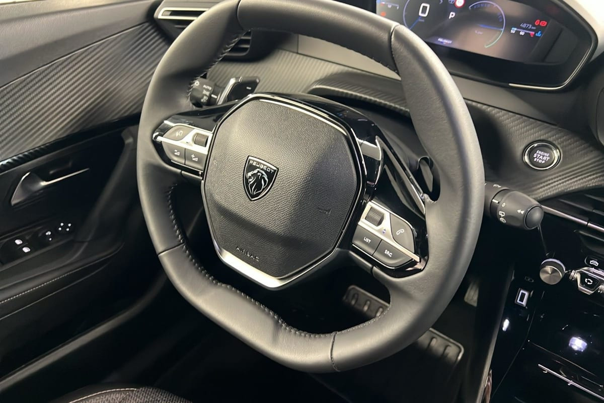 Vente en ligne Peugeot 2008 Hybrid 145 e-DCS6 Allure au prix de 23 360 €