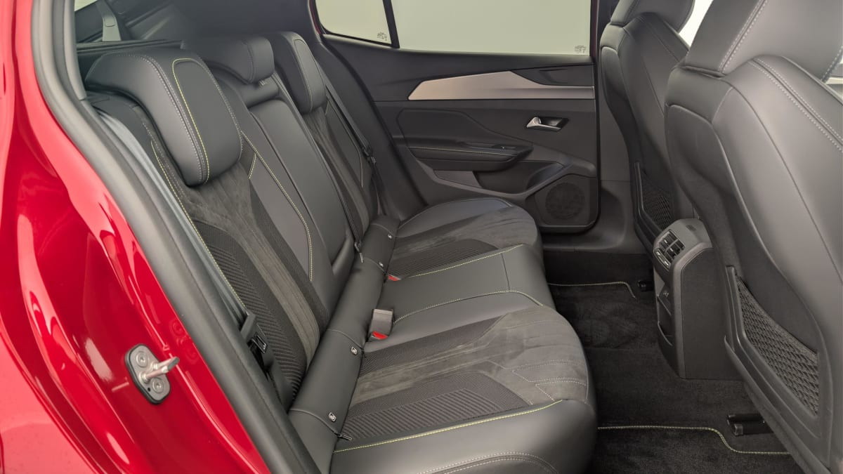 Vente en ligne Peugeot 408 Hybrid 145 e-DCS6 GT au prix de 28 510 €