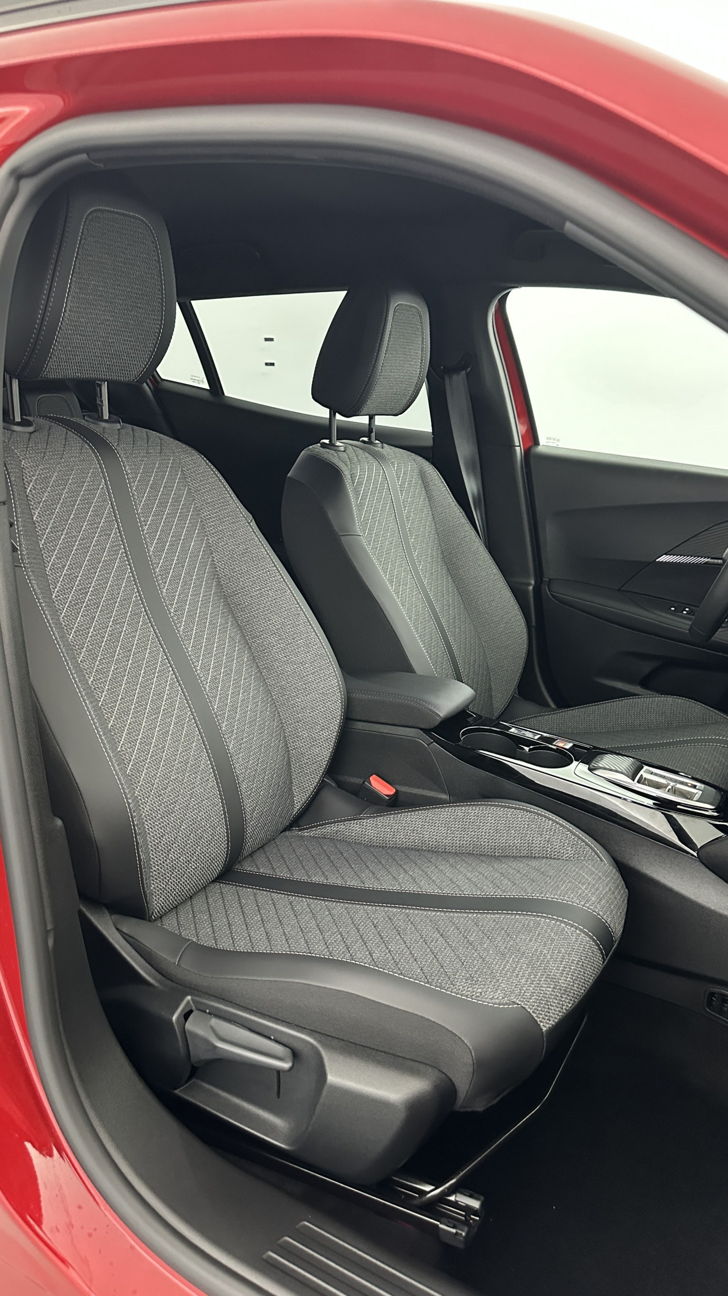 Vente en ligne Peugeot 2008 2008 II 1.2 Hybrid 145ch Allure e-DCS6 au prix de 24 710 €