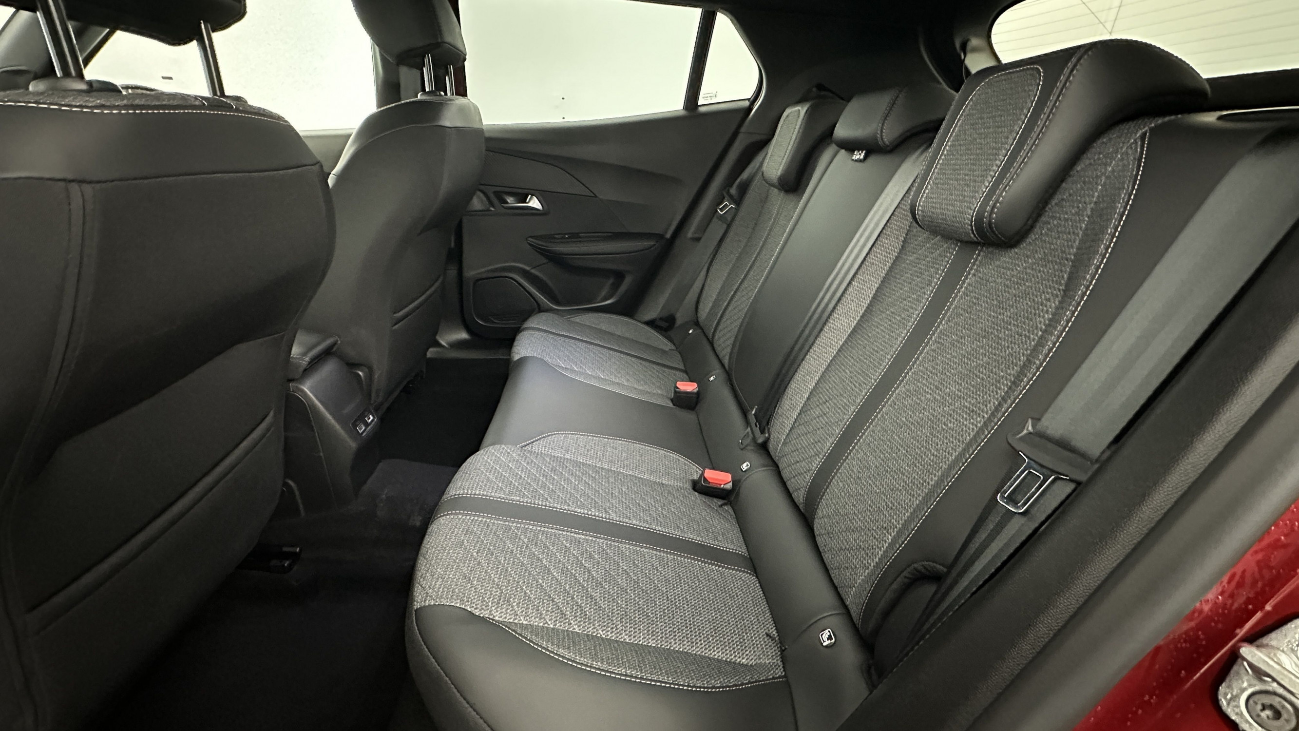 Vente en ligne Peugeot 2008 2008 II 1.2 Hybrid 145ch Allure e-DCS6 au prix de 24 710 €