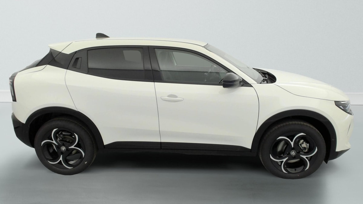 Vente en ligne Alfa Romeo Junior 1.2 Ibrida 145 ch e-DCT6 Ti au prix de 29 450 €