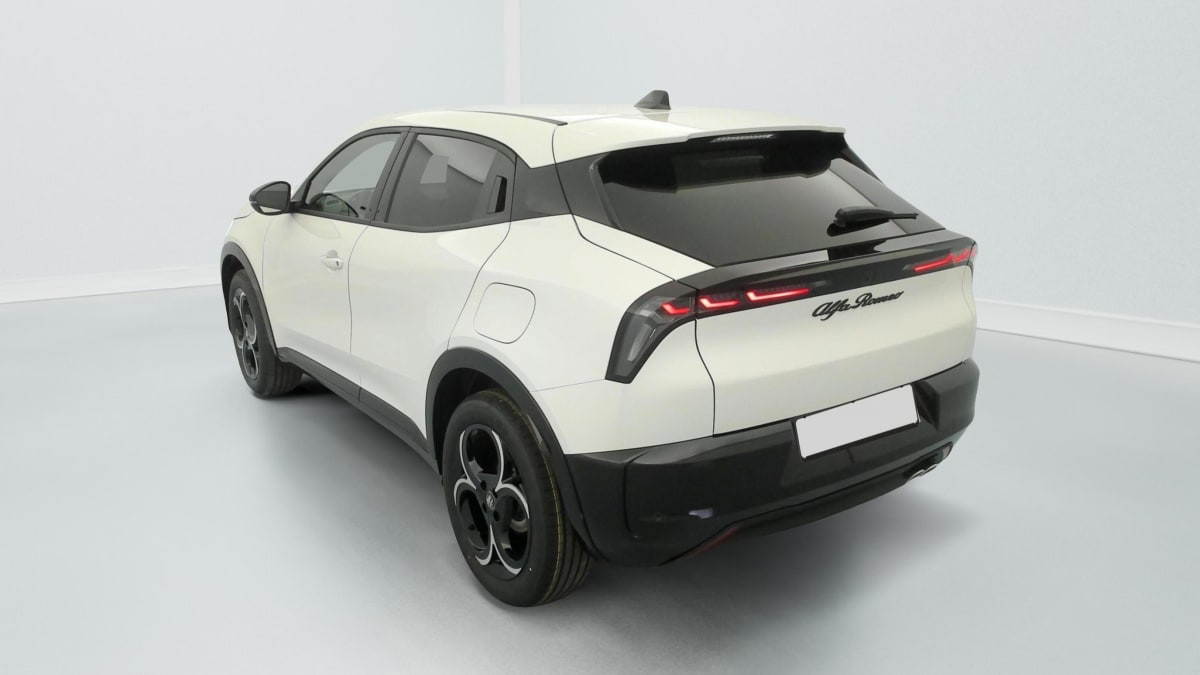 Vente en ligne Alfa Romeo Junior 1.2 Ibrida 145 ch e-DCT6 Ti au prix de 29 450 €