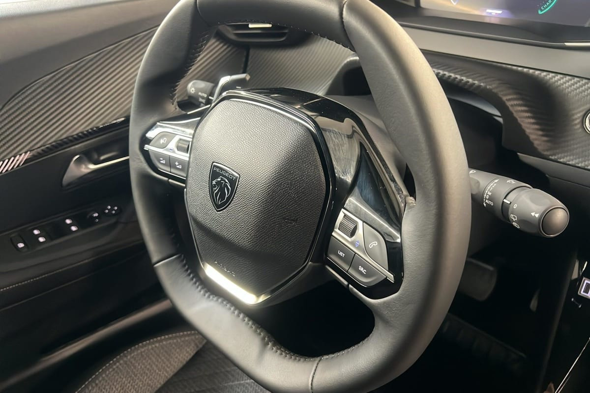 Vente en ligne Peugeot 2008 Hybrid 145 e-DCS6 Allure au prix de 23 360 €