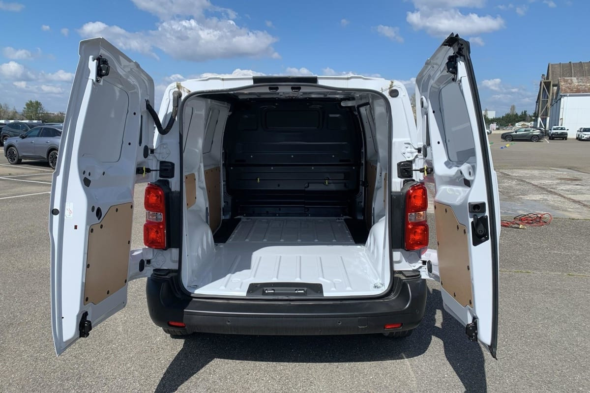 Vente en ligne Citroën Jumpy Fourgon JUMPY FGN M BLUEHDI 120 S S BVM6 au prix de 26 710 €