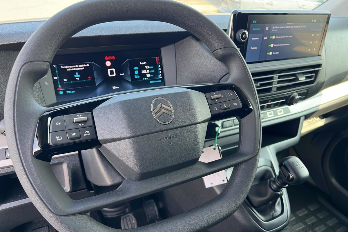 Vente en ligne Citroën Jumpy Fourgon JUMPY FGN M BLUEHDI 120 S S BVM6 au prix de 27 450 €