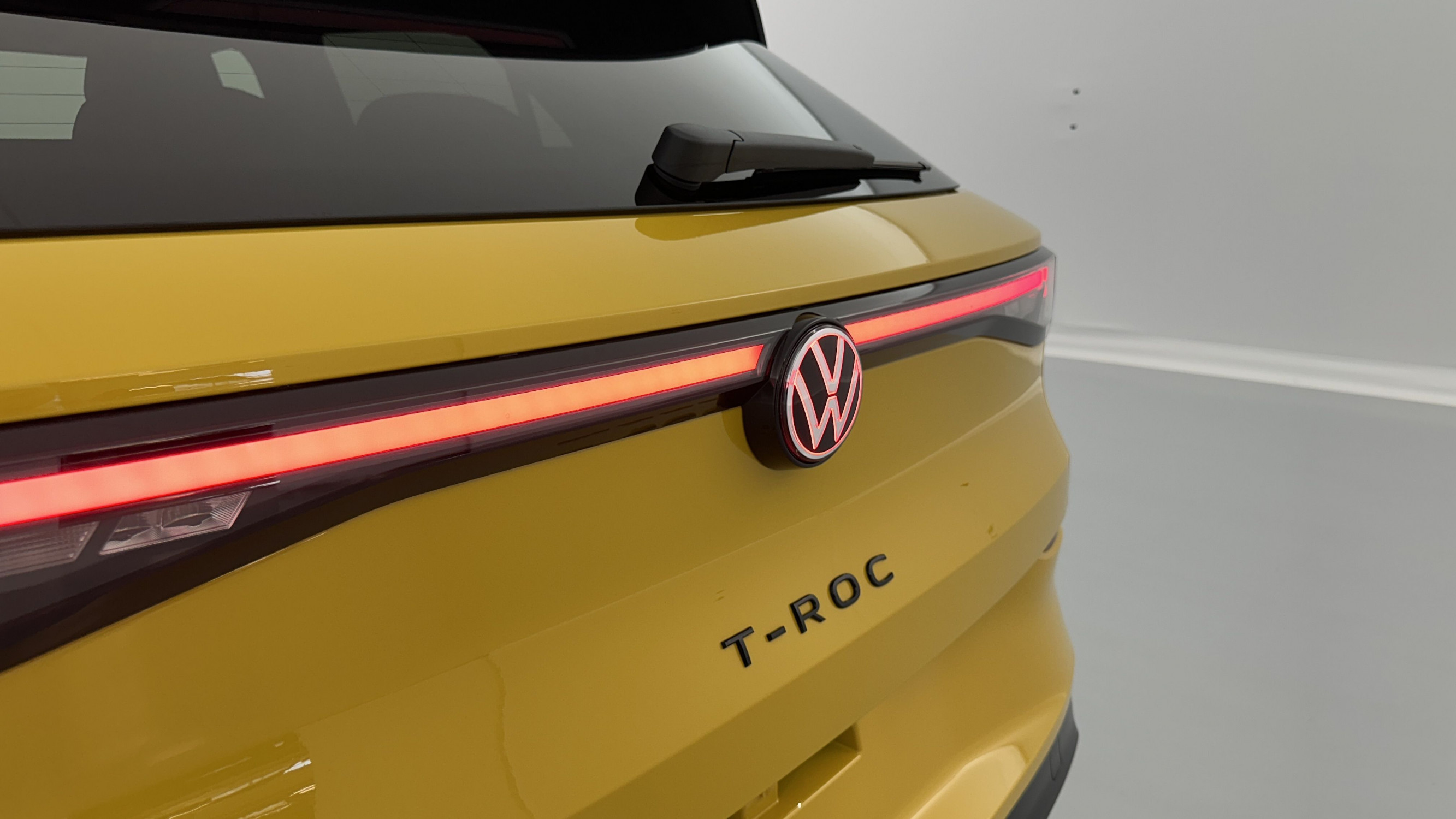 Vente en ligne Volkswagen T-Roc T-ROC 1.5 eTSI EVO2 Hybrid 150ch R-Line DSG7 au prix de 37 600 €