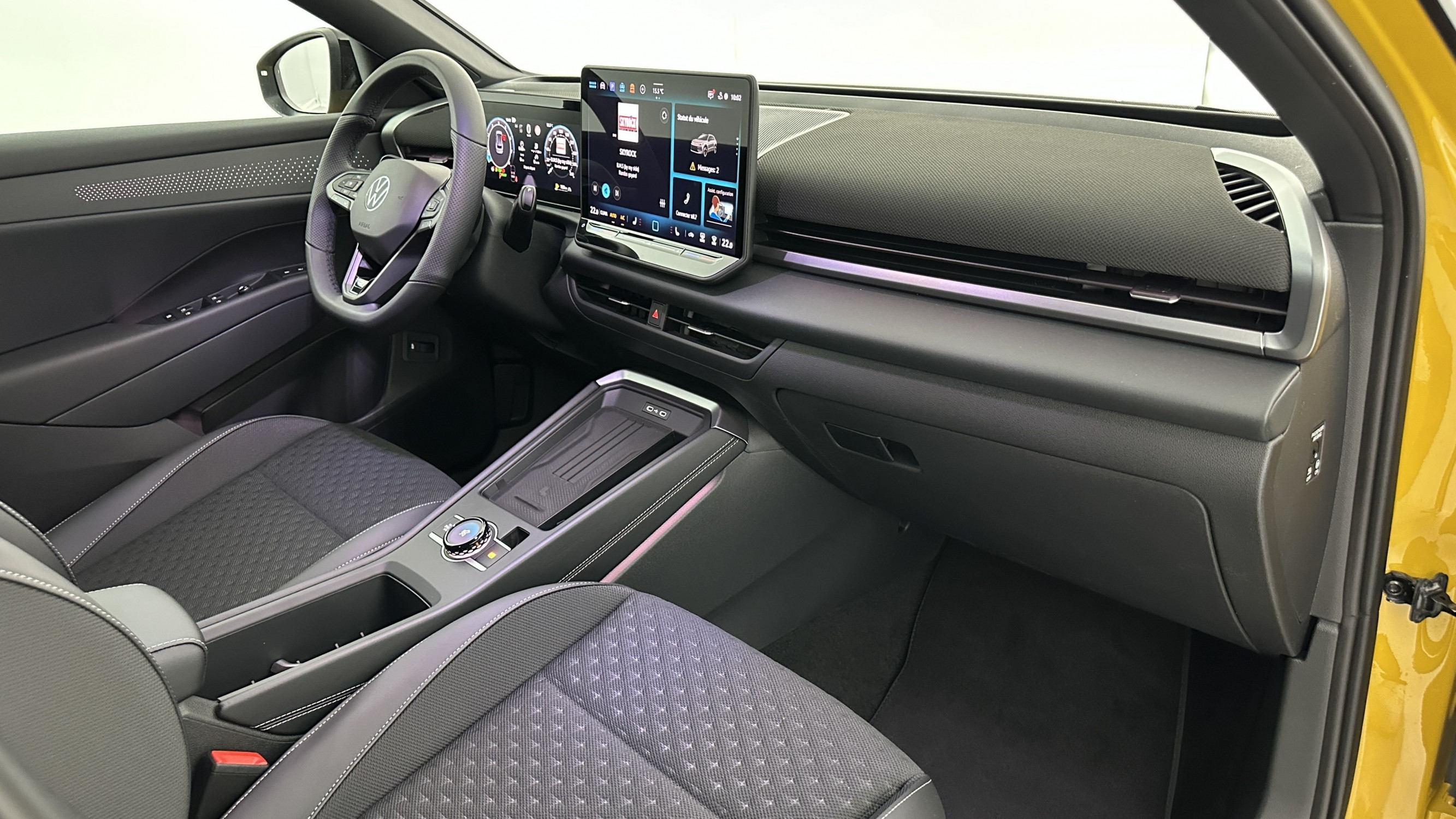 Vente en ligne Volkswagen T-Roc T-ROC 1.5 eTSI EVO2 Hybrid 150ch R-Line DSG7 au prix de 37 600 €