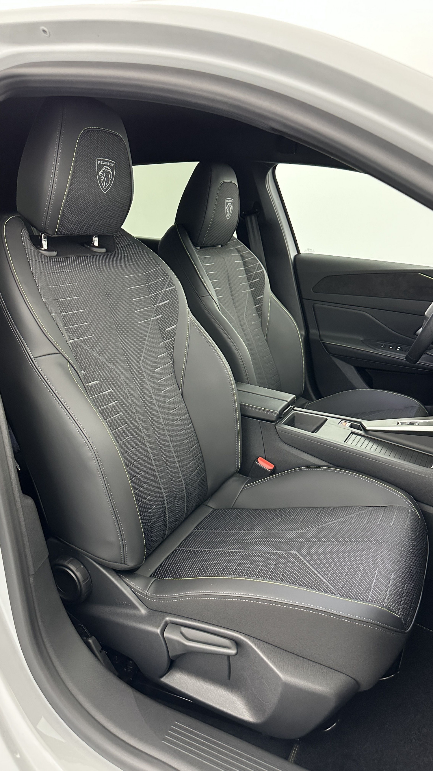 Vente en ligne Peugeot 308 308 III(2) 1.2 Hybrid 145ch GT e-DCS6 au prix de 29 710 €