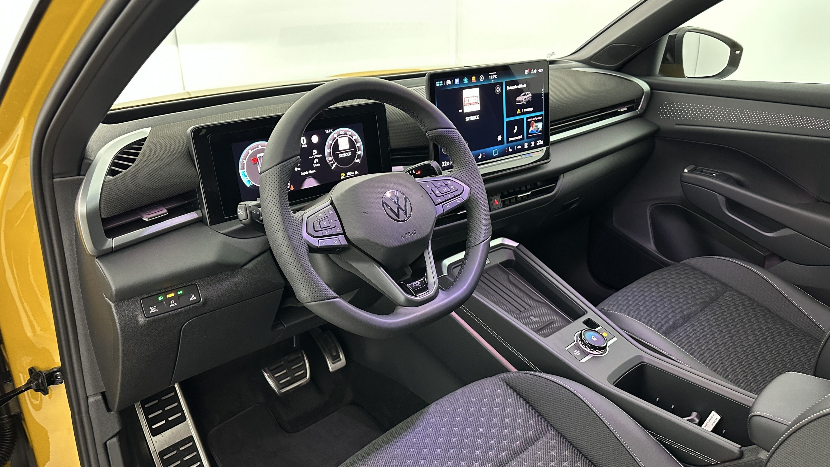 Vente en ligne Volkswagen T-Roc T-ROC 1.5 eTSI EVO2 Hybrid 150ch R-Line DSG7 au prix de 37 600 €