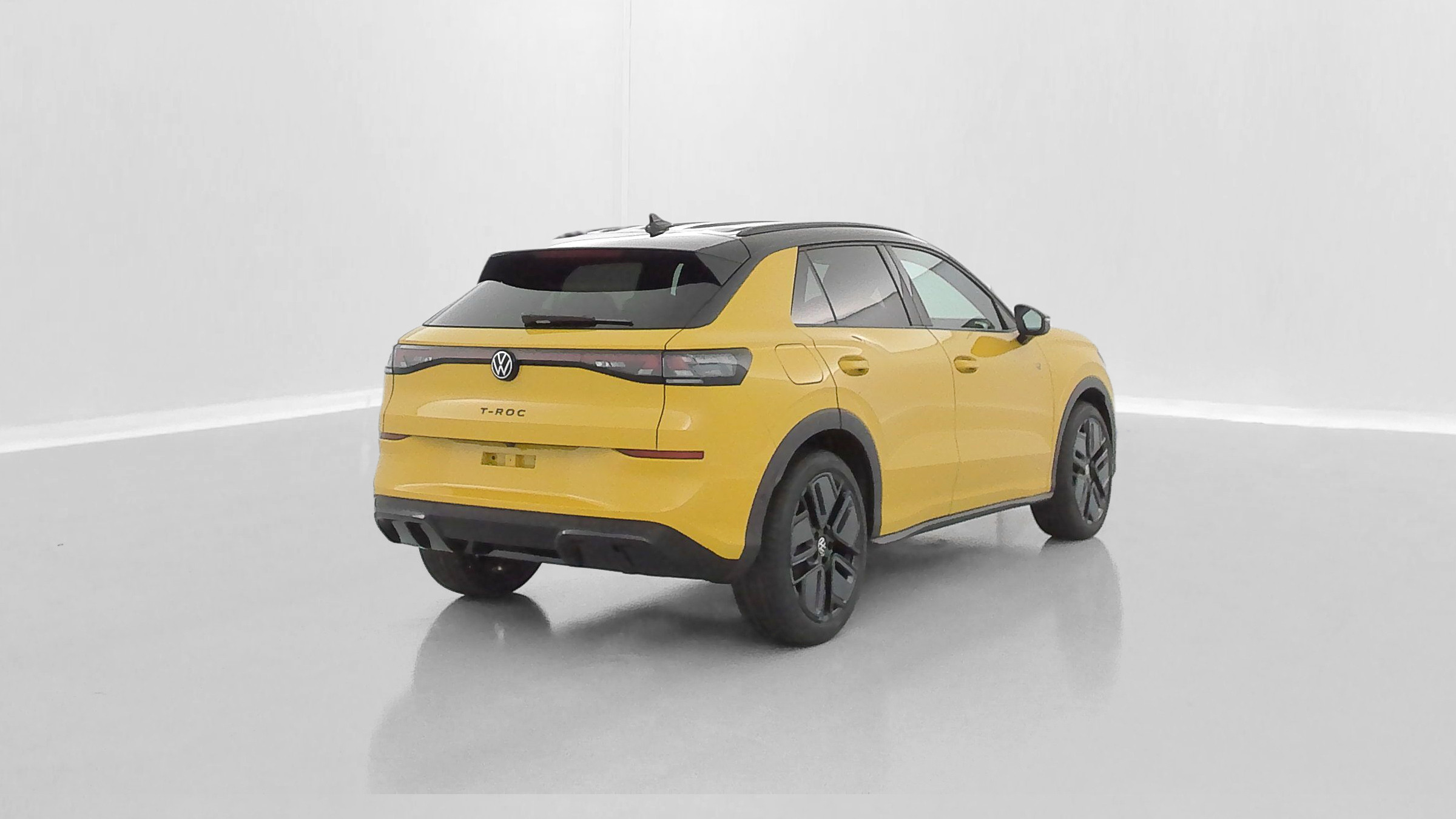 Vente en ligne Volkswagen T-Roc T-ROC 1.5 eTSI EVO2 Hybrid 150ch R-Line DSG7 au prix de 37 600 €