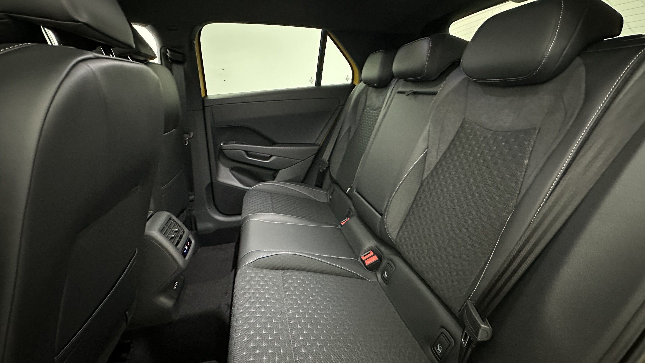 Vente en ligne Volkswagen T-Roc T-ROC 1.5 eTSI EVO2 Hybrid 150ch R-Line DSG7 au prix de 37 600 €