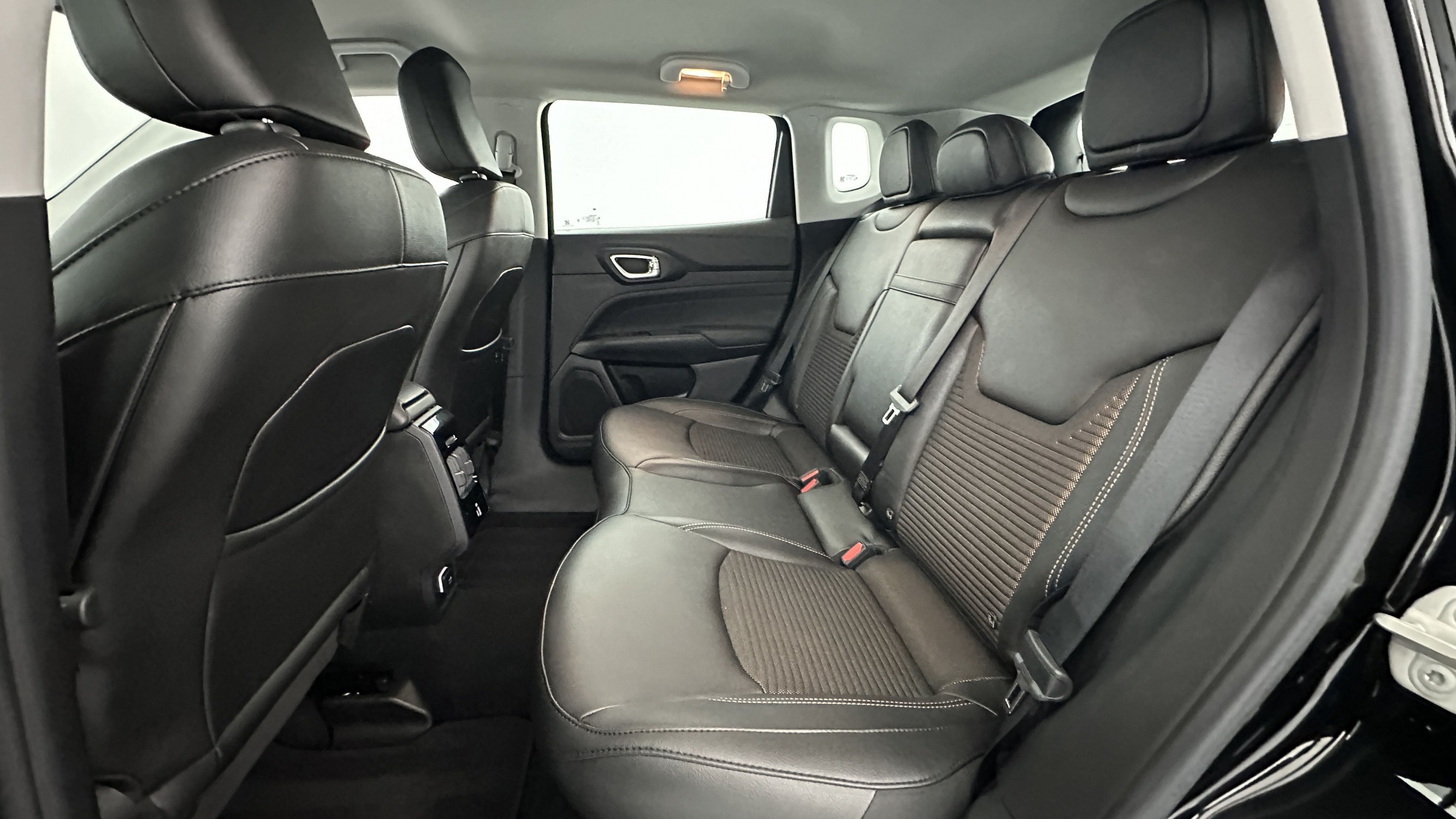 Vente en ligne Jeep Compass COMPASS II 1.3 T4 240ch PHEV 4xe Overland AT6 eAWD au prix de 27 500 €