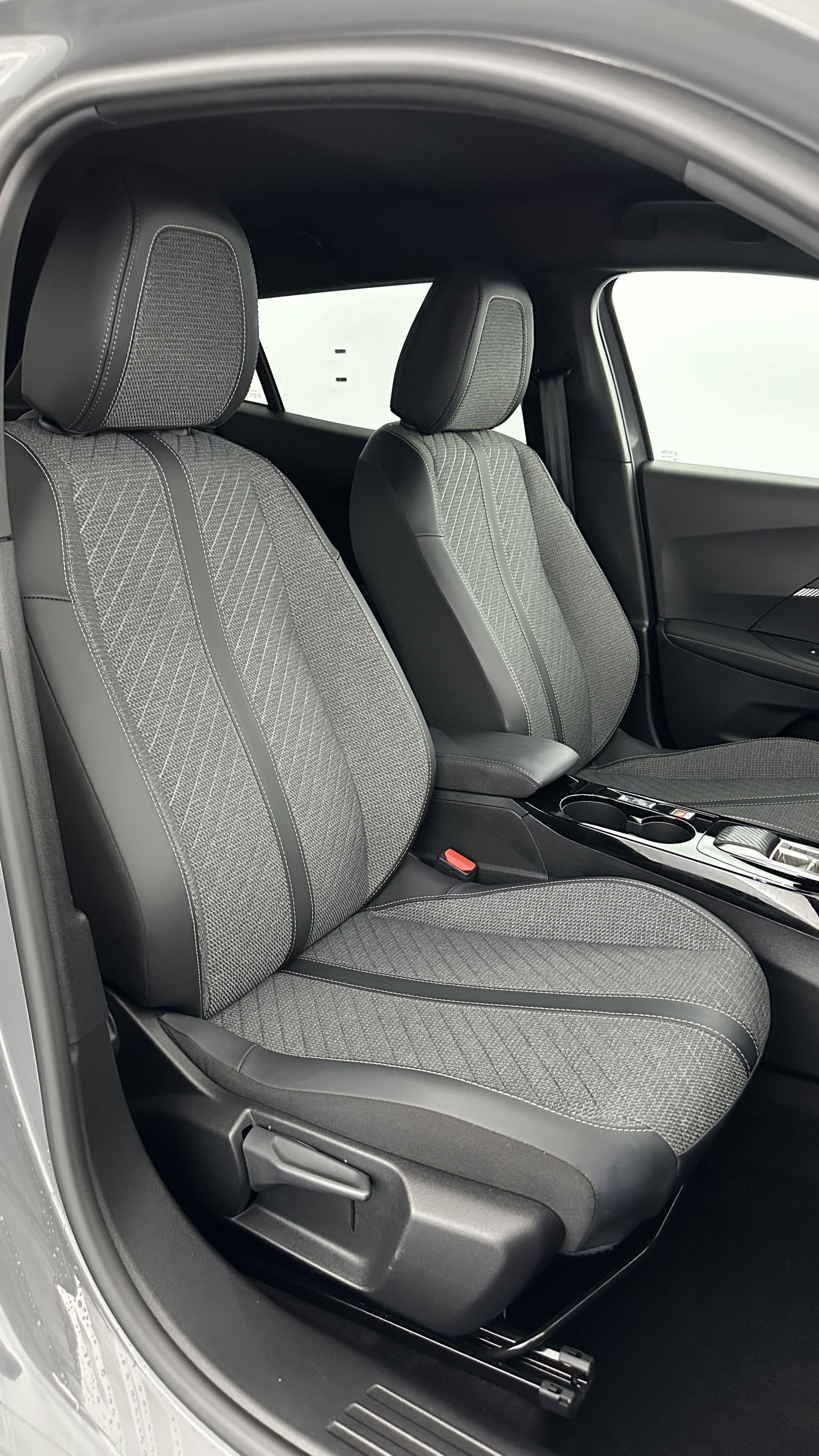 Vente en ligne Peugeot 2008 2008 II 1.2 Hybrid 145ch Allure e-DCS6  au prix de 25 010 €