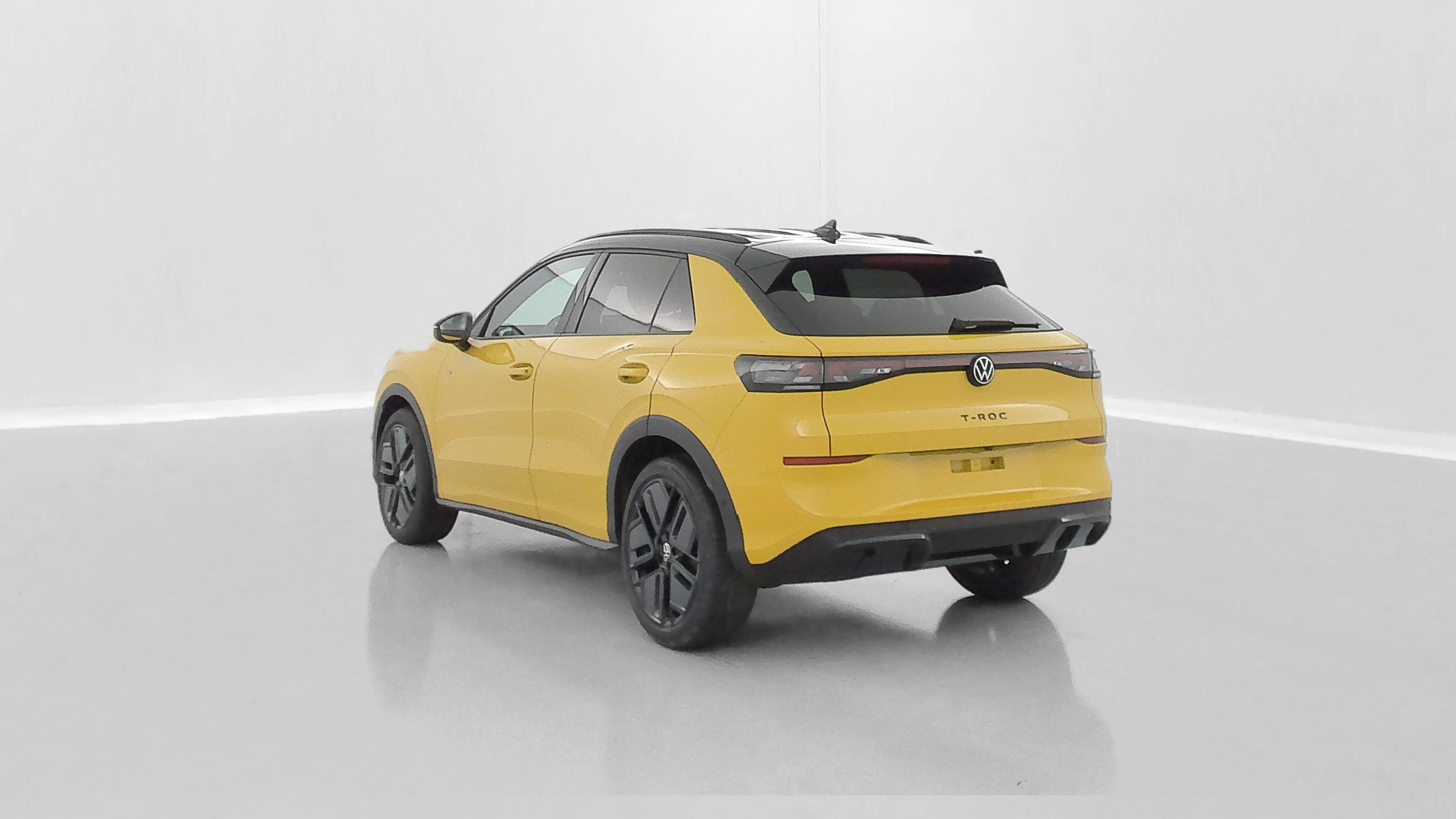 Vente en ligne Volkswagen T-Roc T-ROC 1.5 eTSI EVO2 Hybrid 150ch R-Line DSG7 au prix de 37 600 €