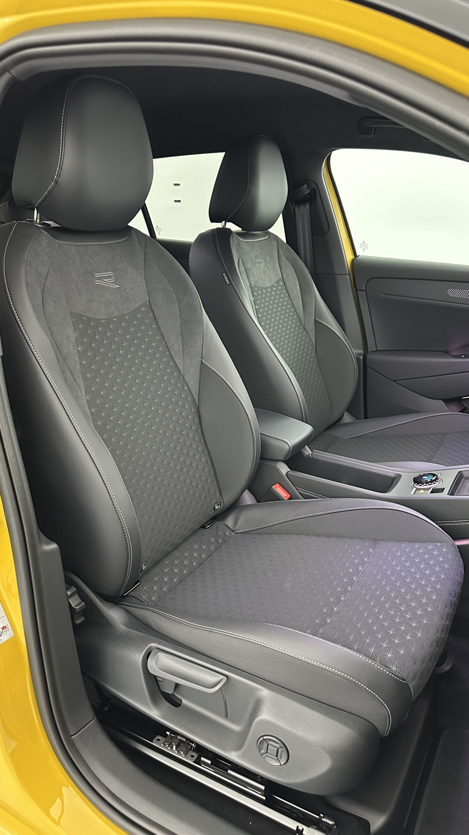 Vente en ligne Volkswagen T-Roc T-ROC 1.5 eTSI EVO2 Hybrid 150ch R-Line DSG7 au prix de 37 600 €