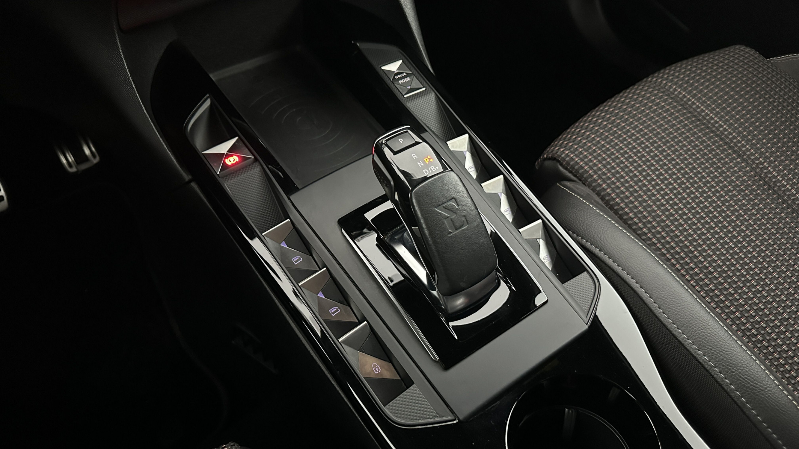 Vente en ligne Ds Ds3 Crossback DS3 CROSSBACK 50 kWh E-Tense 136ch Performance Line + au prix de 16 400 €