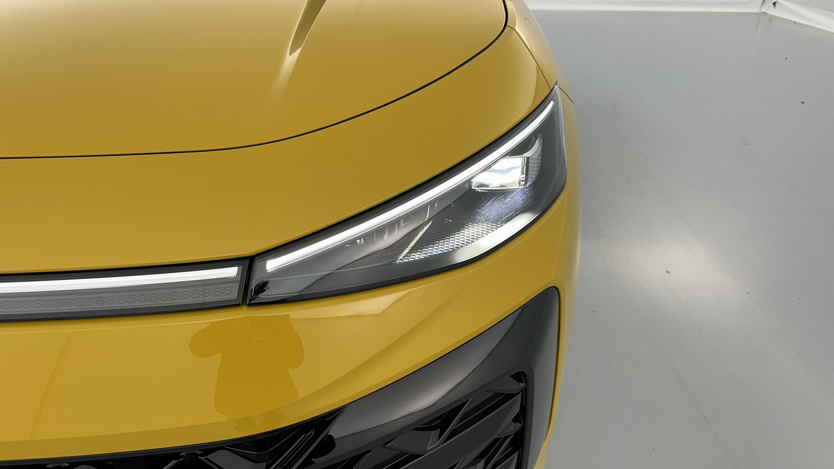 Vente en ligne Volkswagen T-Roc T-ROC 1.5 eTSI EVO2 Hybrid 150ch R-Line DSG7 au prix de 37 600 €