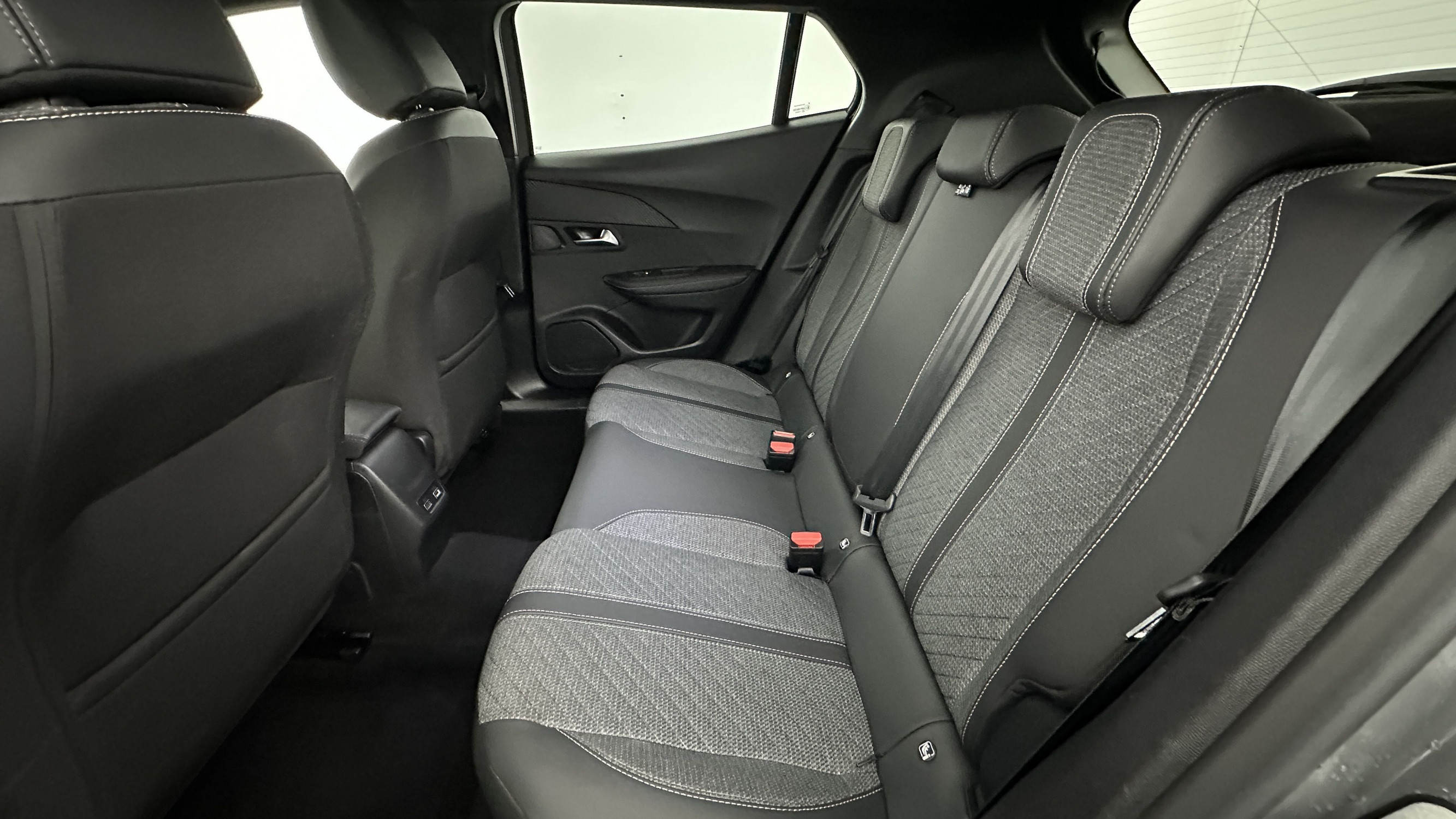 Vente en ligne Peugeot 2008 2008 II 1.2 Hybrid 145ch Allure e-DCS6  au prix de 25 010 €