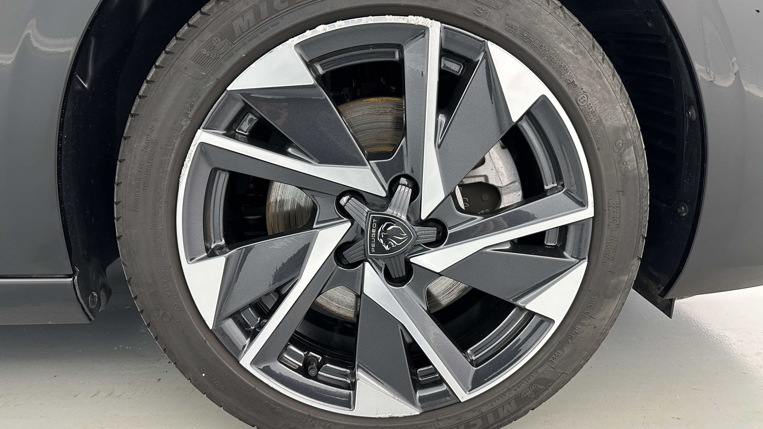 Vente en ligne Peugeot 308 308 1.2 Hybrid 136ch Allure e-DCS6 au prix de 24 710 €