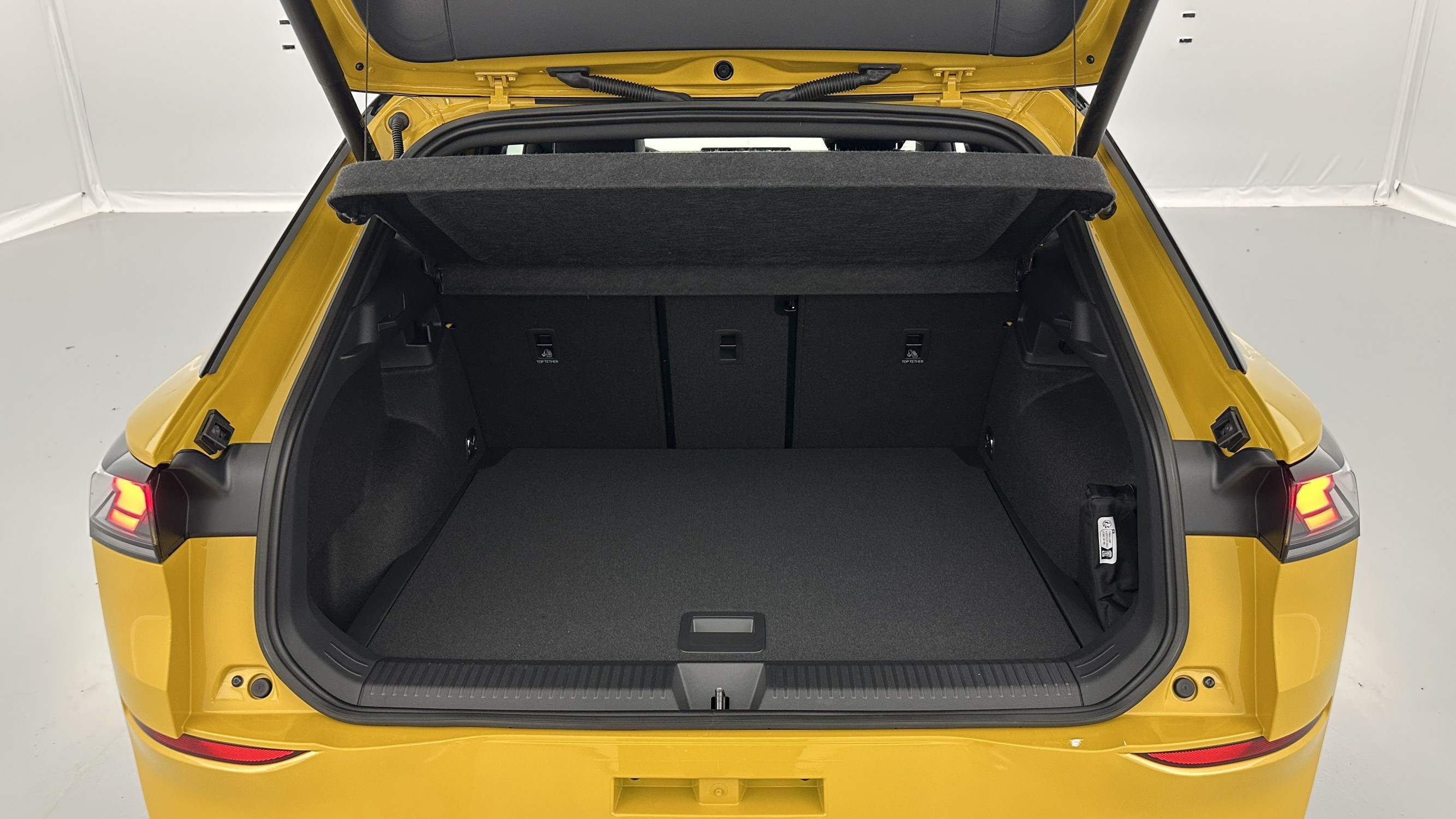 Vente en ligne Volkswagen T-Roc T-ROC 1.5 eTSI EVO2 Hybrid 150ch R-Line DSG7 au prix de 37 600 €