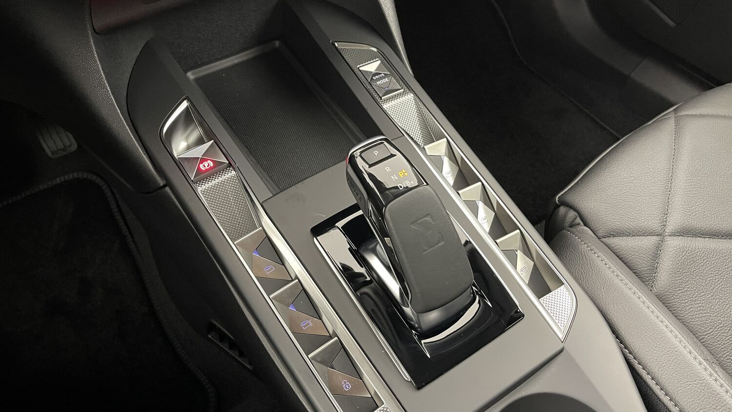 Vente en ligne Ds Ds3 Crossback DS3 CROSSBACK E-Tense Rivoli 136ch au prix de 31 100 €