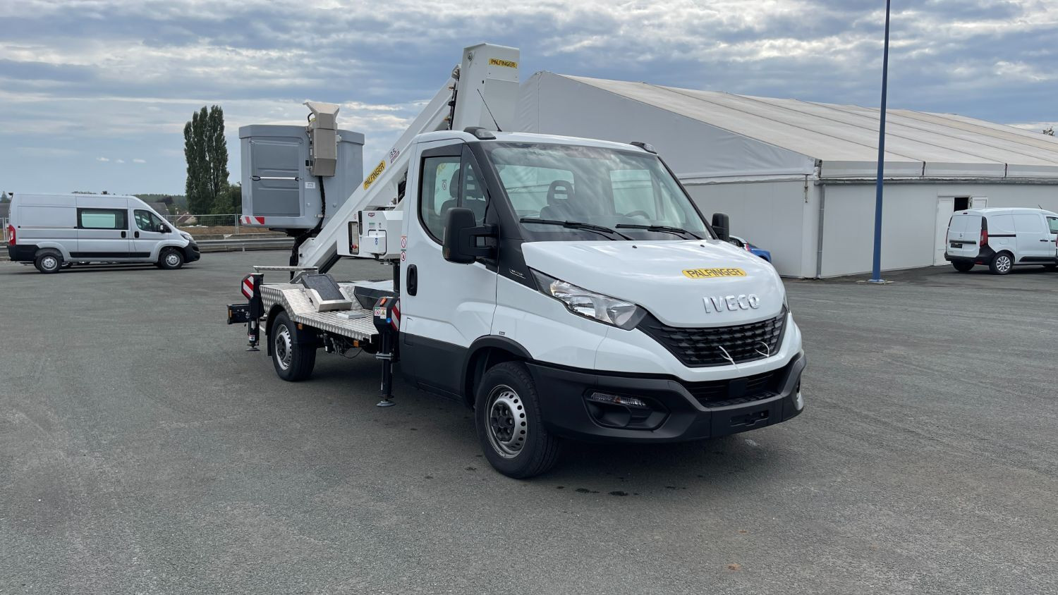 Vente en ligne Iveco Daily DAILY 35S14H 3750 2.3 136ch Nacelle Smart P170 TXE E au prix de 85 520 €
