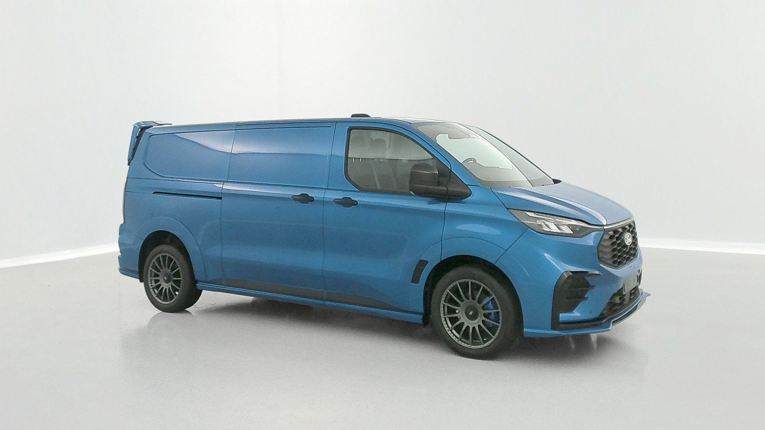 Vente en ligne Ford Transit Custom TRANSIT CUSTOM 320 L2H1 2.0 EcoBlue 170ch MS-RT BVA8 AWD au prix de 67 740 €