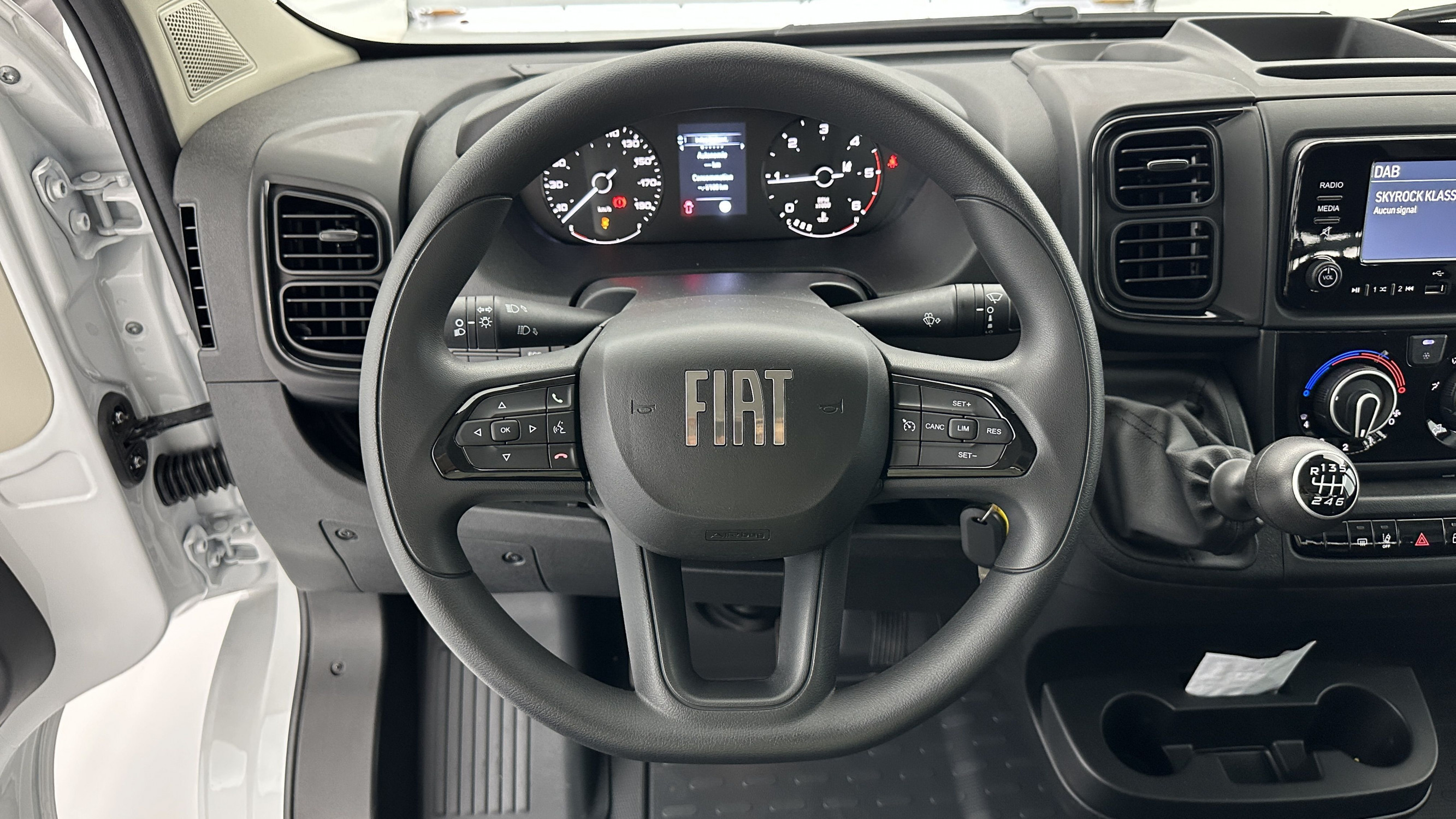 Vente en ligne Fiat Ducato Fourgon DUCATO  3.5 L Maxi 140ch PLATEAU RIDELLES au prix de 33 780 €