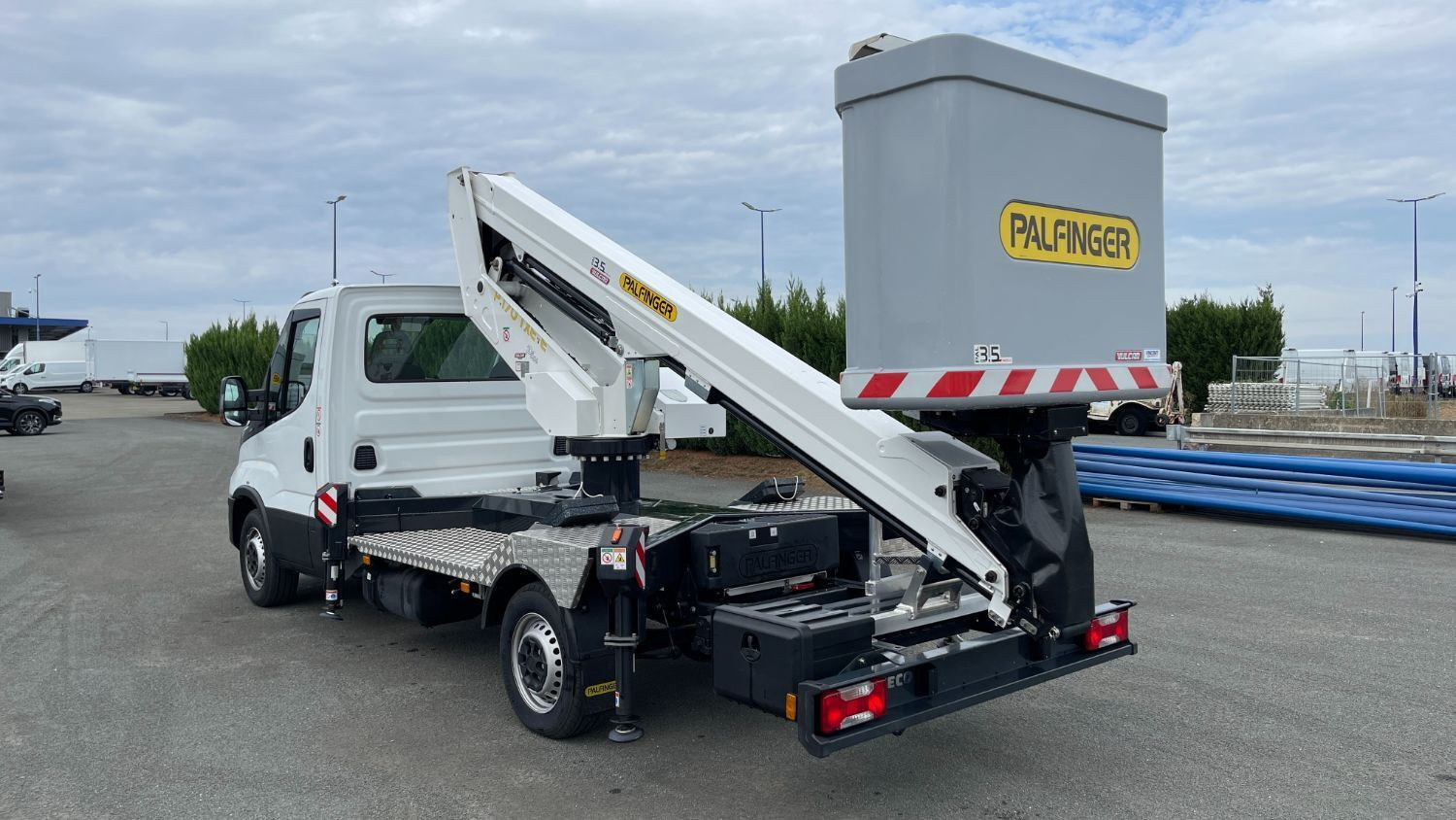 Vente en ligne Iveco Daily DAILY 35S14H 3750 2.3 136ch Nacelle Smart P170 TXE E au prix de 85 520 €