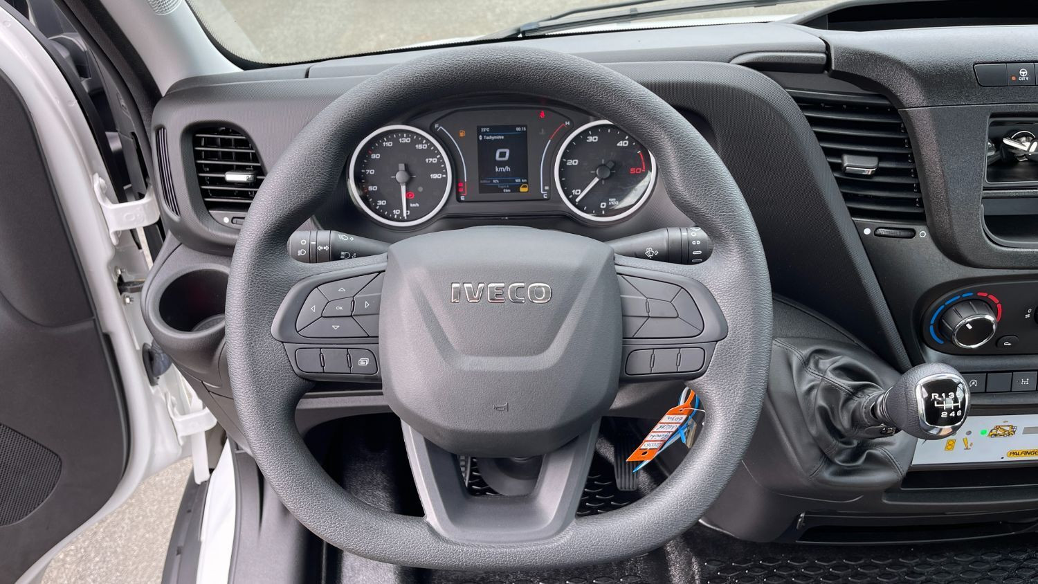 Vente en ligne Iveco Daily DAILY 35S14H 3750 2.3 136ch Nacelle Smart P170 TXE E au prix de 85 520 €