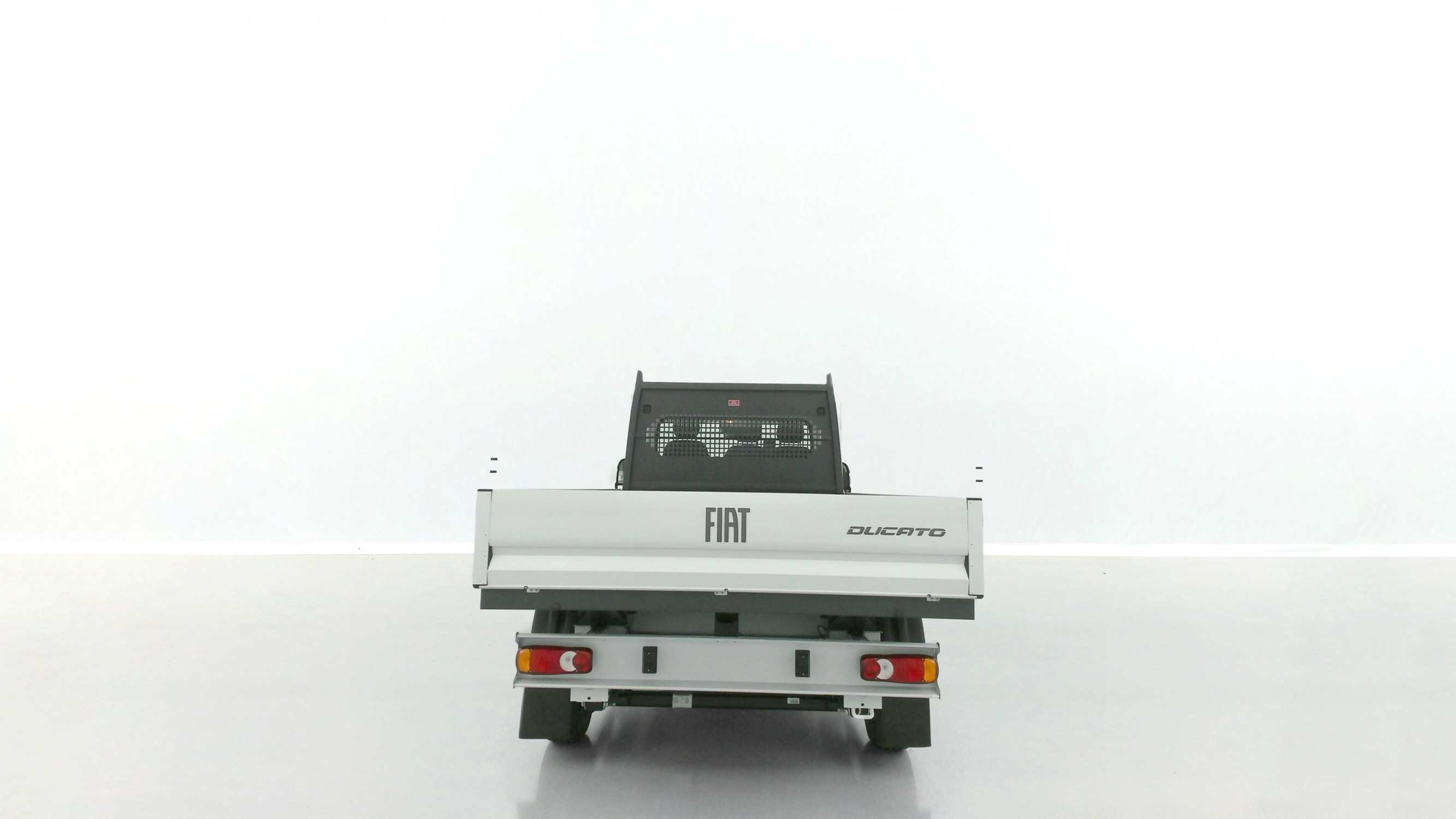 Vente en ligne Fiat Ducato Fourgon DUCATO  3.5 L Maxi 140ch PLATEAU RIDELLES au prix de 33 780 €