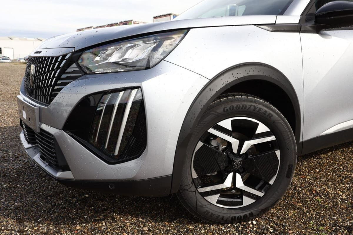 Vente en ligne Peugeot 2008 Hybrid 145 e-DCS6 Allure au prix de 26 360 €