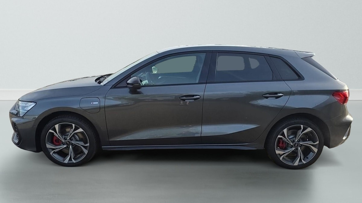 Vente en ligne Audi A3 45 TFSI E HYBRIDE RECHARGEABLE 272 S TRONIC 6 S LINE au prix de 45 820 €