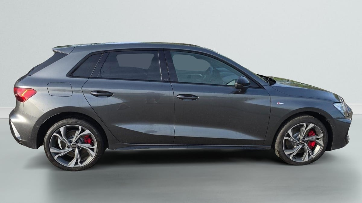 Vente en ligne Audi A3 45 TFSI E HYBRIDE RECHARGEABLE 272 S TRONIC 6 S LINE au prix de 45 820 €