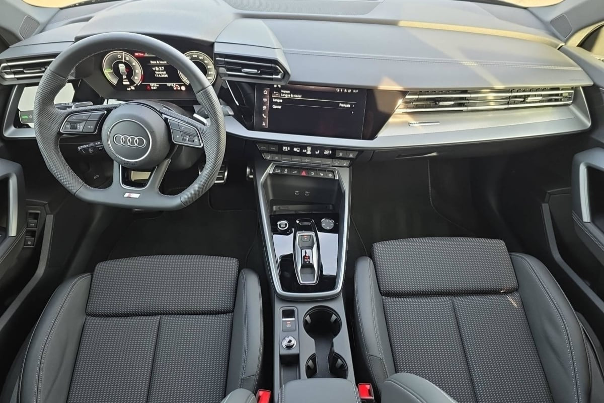 Vente en ligne Audi A3 45 TFSI E HYBRIDE RECHARGEABLE 272 S TRONIC 6 S LINE au prix de 45 820 €