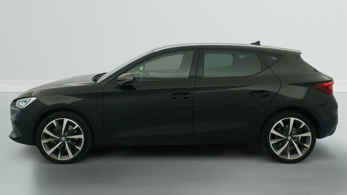 Vente en ligne Seat Leon E-HYBRID 204 CH DSG6 FR au prix de 22 330 €