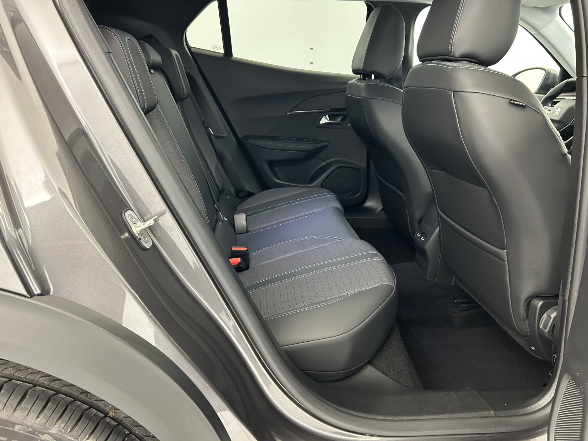 Vente en ligne Peugeot 2008 1.2 PureTech 130ch Allure Pack EAT8 + Sièges chauffants au prix de 13 280 €