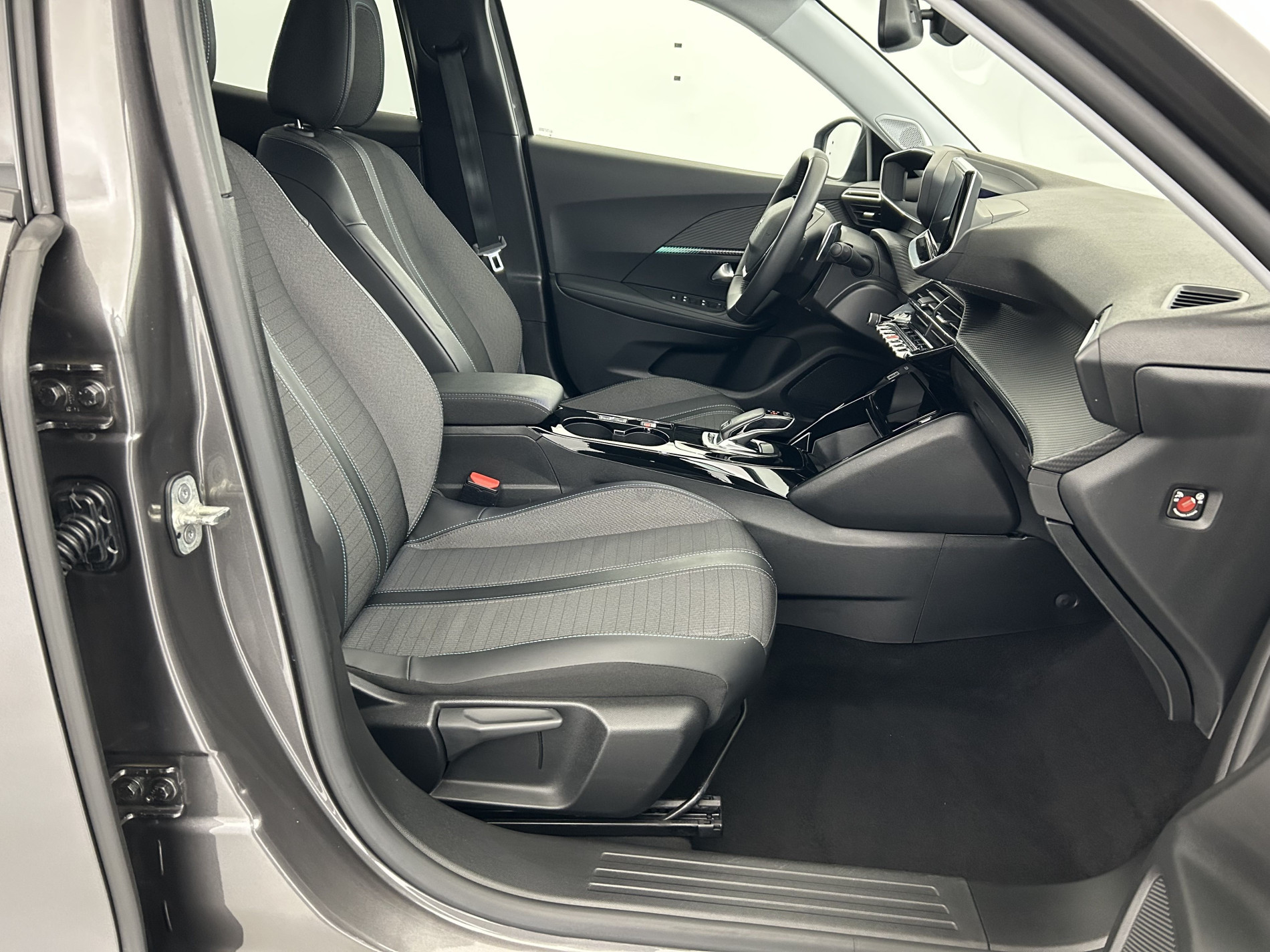 Vente en ligne Peugeot 2008 1.2 PureTech 130ch Allure Pack EAT8 + Sièges chauffants au prix de 13 280 €