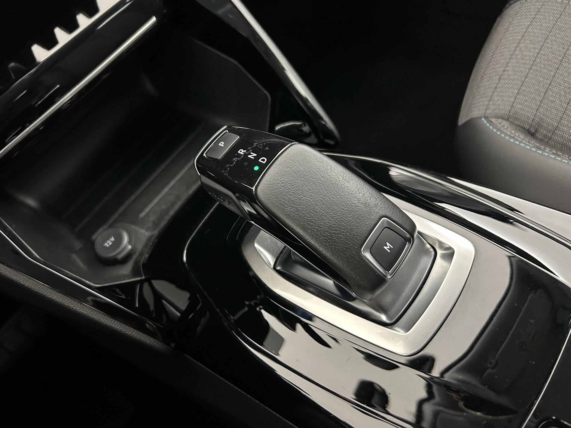 Vente en ligne Peugeot 2008 1.2 PureTech 130ch Allure Pack EAT8 + Sièges chauffants au prix de 13 280 €